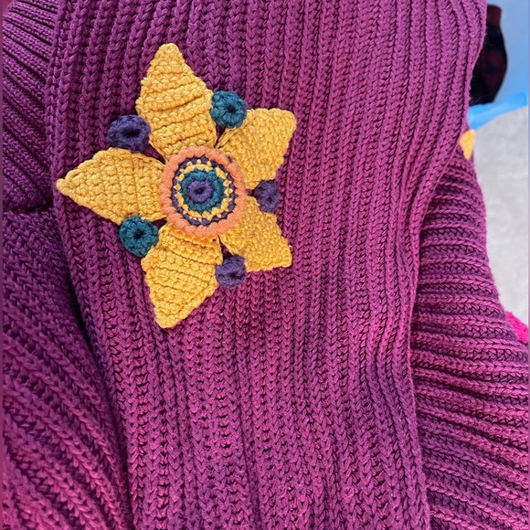 D. Exterior knit sweater with floral appliqué - Picture 7 of 7